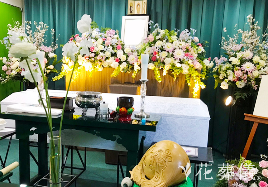 “ぽくない”オリジナルのデザインの花祭壇