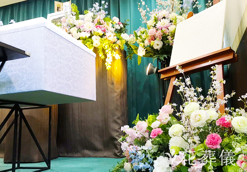 “ぽくない”オリジナルのデザインの花祭壇