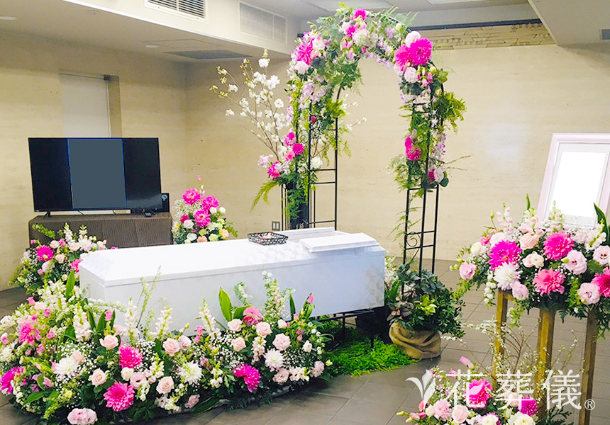 花の祭壇　ピンクのダリアやバラ、トルコキキョウ、かすみ草を入れた“大人向けの可愛い”を意識した祭壇。
「Pretty Woman」をイメージした花祭壇 。