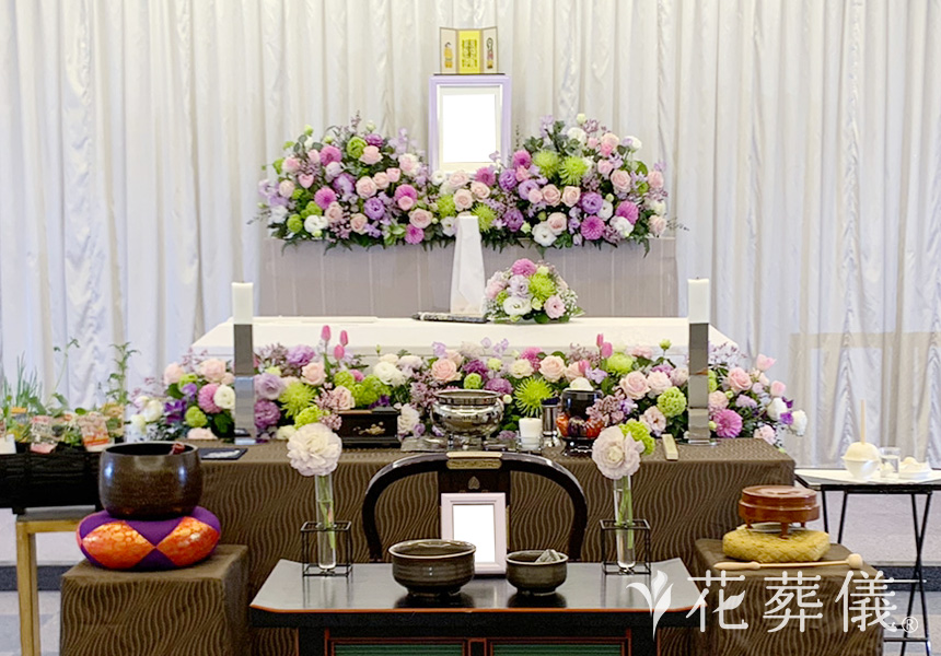 花の祭壇 お好きだった薔薇をお入れし、紫色とピンク色をメインに女性らしい世界でたったひとつの花祭壇
