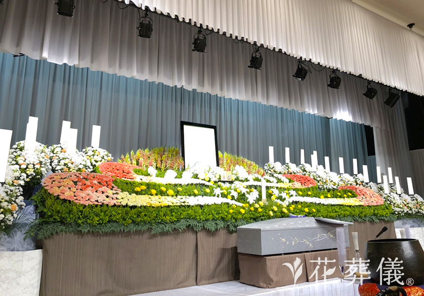 花の祭壇 翼を広げたように左右にやわらかなカーブを描いき、花ひとつひとつに想いを込めた美しい花祭壇