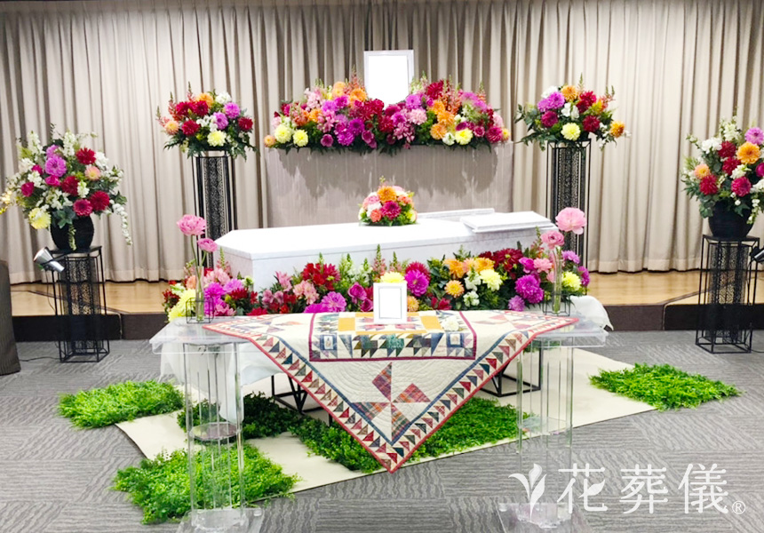 花祭壇ギャラリー ご趣味のパッチワーク作品とお写真・たくさんのビビッドカラーのお花でで華やかな祭壇