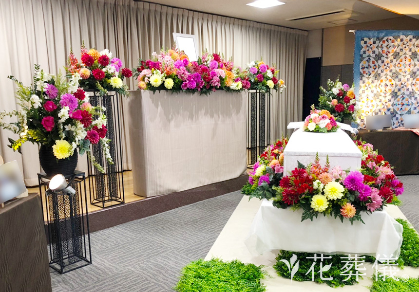 ご趣味とお花が広がる空間の花祭壇