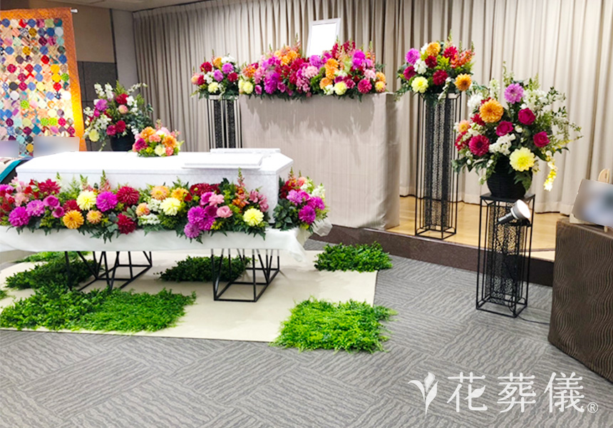 ご趣味とお花が広がる空間の花祭壇