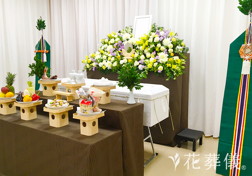 花祭壇の写真 黄色、紫色、白色の花をメインに春らしく、やさしい空間をイメージして