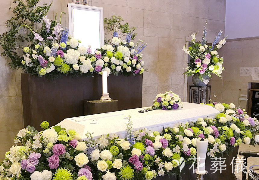 花葬儀の花祭壇 誕生花を主役に白とグリーンをベースに、ブルーと紫をポイントでお入れした世界でたったひとつの花祭壇