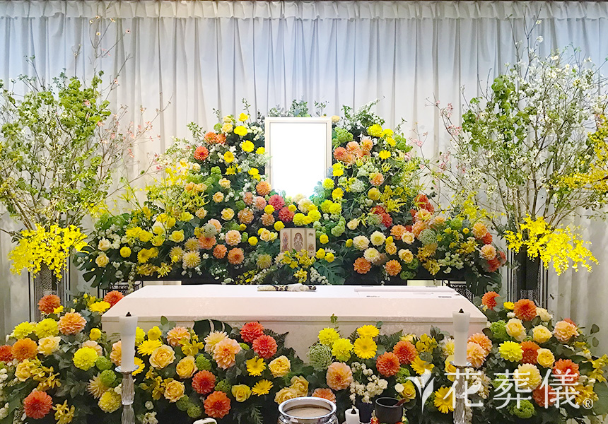 花祭壇のデザイン　奥様のお人柄をイメージしたビタミンカラーと、南国の花材で華やかに飾お飾りしました