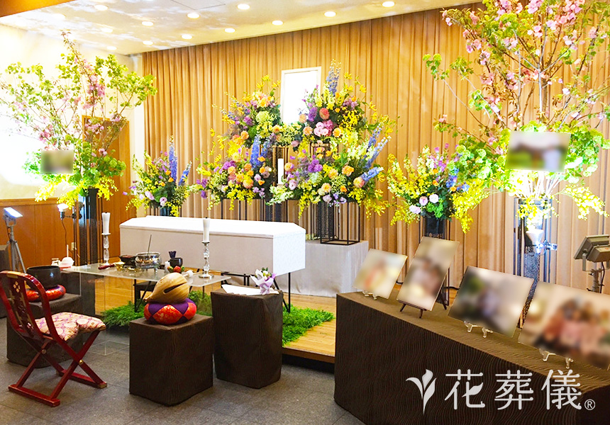花祭壇の写真　橙色、黄色、紫、青、暖色と寒色をバランス良く織り交ぜ、スタイリッシュな空間をイメージして