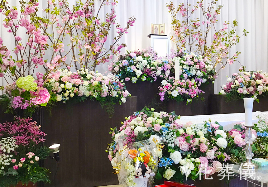 花祭壇ギャラリー 白、淡いピンクベースのお色で、小さなかわいらしい小花を多めに使った祭壇