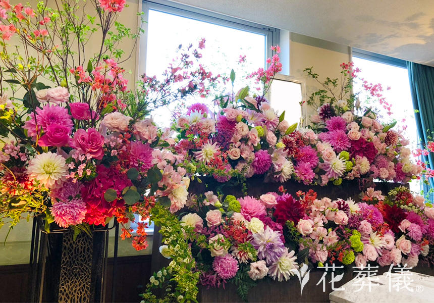 花祭壇の写真 ダリア、バラ、トルコキキョウ、アナベルなどのピンク系のお花を中心に傍に寄り添うような空間をイメージして