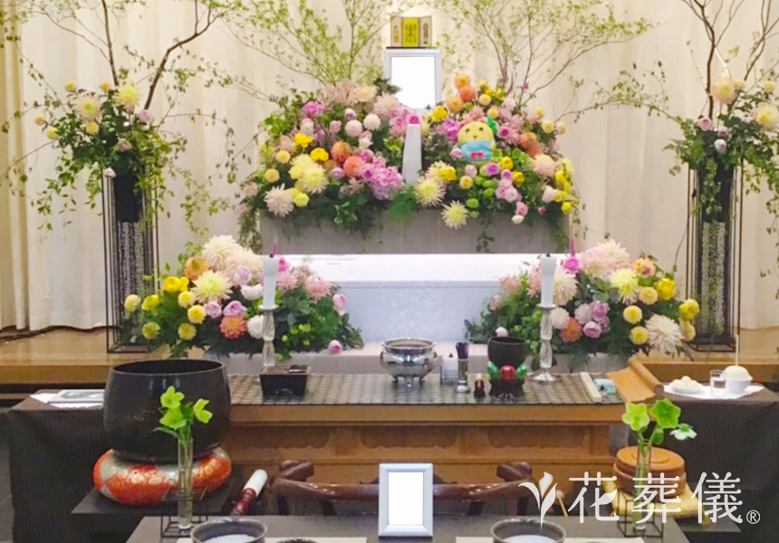 With「梨の妖精」の花祭壇