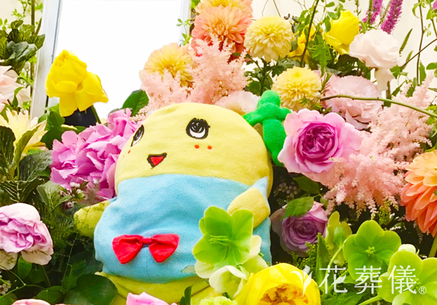 花祭壇の写真 お好きなバラ・クリスマスローズと白とピンクのお花にグリーンをお入れした爽やかな空間をイメージ