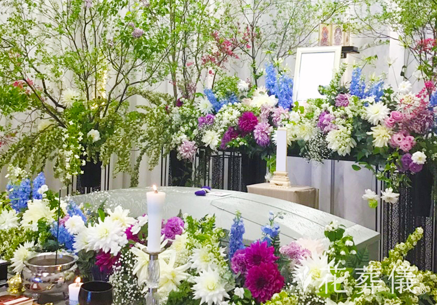 花の祭壇 新緑の中に白、水色のお花をいれて、お好きだった山登りや鎌倉散策をイメージした祭壇