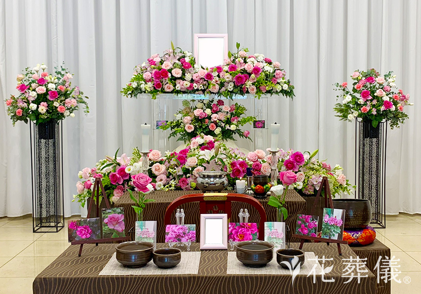 花祭壇のデザイン お好きだったお花・レスポワール(希望)という名のとても珍しい薔薇と、ヤマユリをお飾りしました
