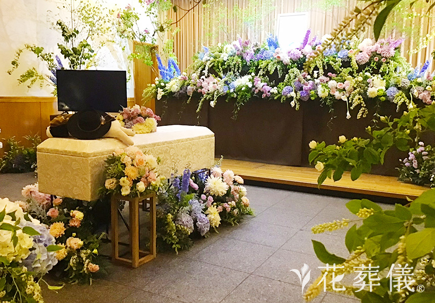 花の祭壇 ご主人様のお人柄をイメージした、白、紫、青など爽やかではっきりとした色調の祭壇