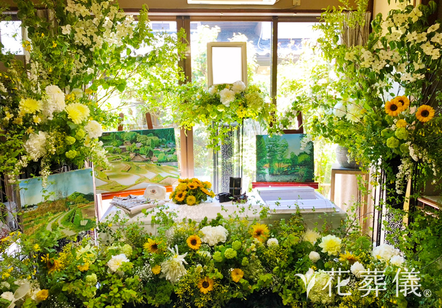 花祭壇の写真 素敵なお庭のバラなどが窓越しの背景に、新緑の中に包まれているような空間をイメージして