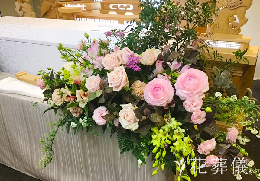 「より優美で繊細な」の花祭壇