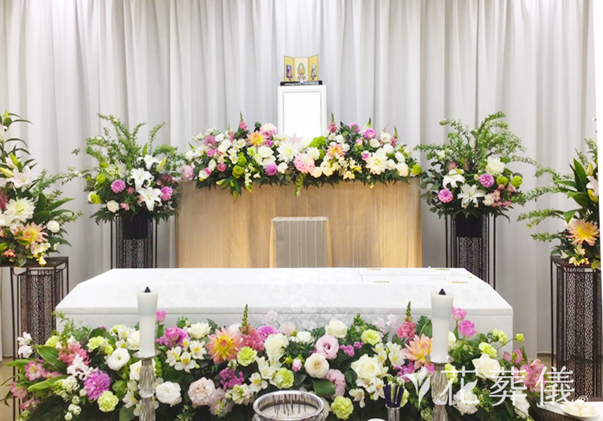 花祭壇のデザイン ダリア、バラ、ビバーナムなどのお花をお気に入りのお花のインテリアを参考にお飾りしました