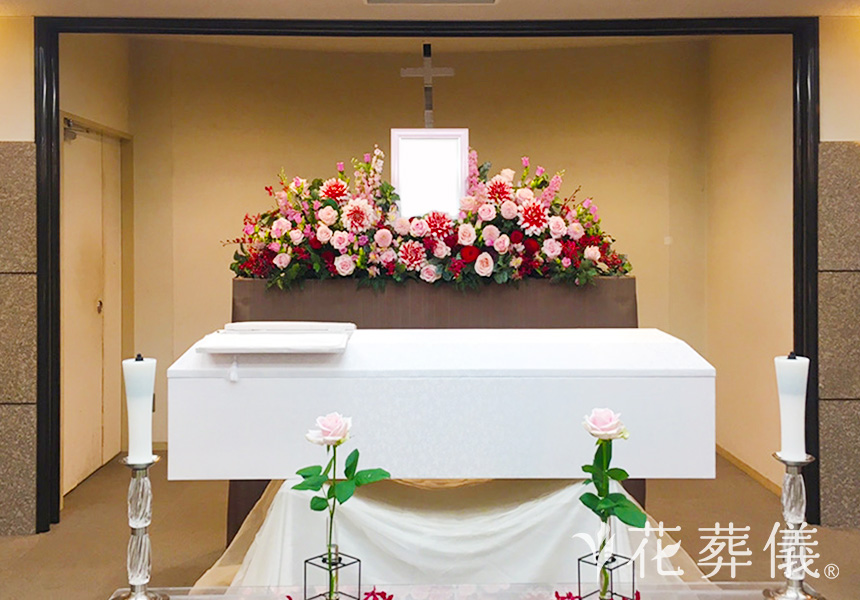 赤い花のマリアの花祭壇