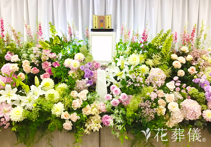 花葬儀の花祭壇 ガーデニングがお好きだったお母様のためにつくったお庭の中にいるようなファンシーで可愛らしい花祭壇