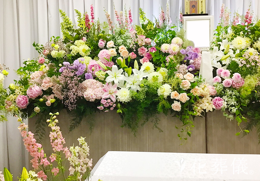 ファンシーピンクの花祭壇