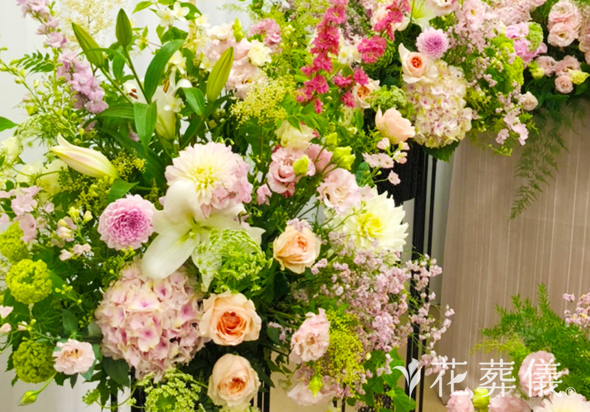 ファンシーピンクの花祭壇