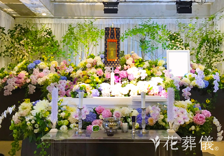花祭壇の写真　紫陽花、シャクヤク、金魚草などのお花を使い、やさしいお人柄がイメージできる空間
