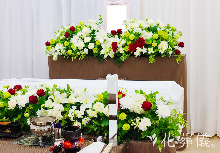 花の祭壇 ユリや赤薔薇をお入れした、白と赤のコントラストが美しい祭壇