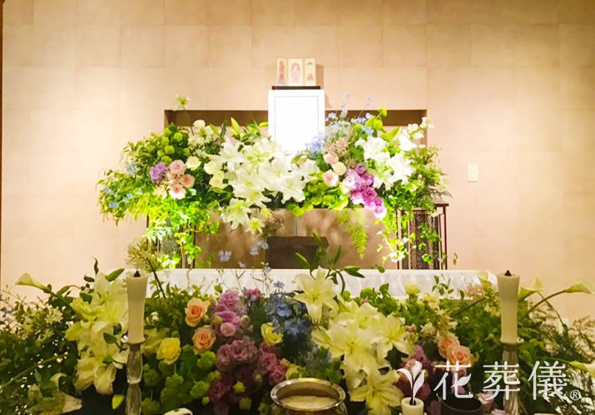花の祭壇　白グリーン、淡い紫や水色の配色で清楚なお花に、真紅の薔薇が際立った祭壇