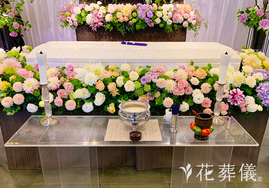 花祭壇の写真 淡い色の花と、お好きだったドウダンツツジを使い、初夏の彩りを感じる空間をイメージして