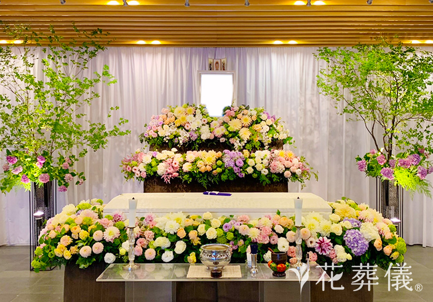 初夏の淡い香りの花祭壇