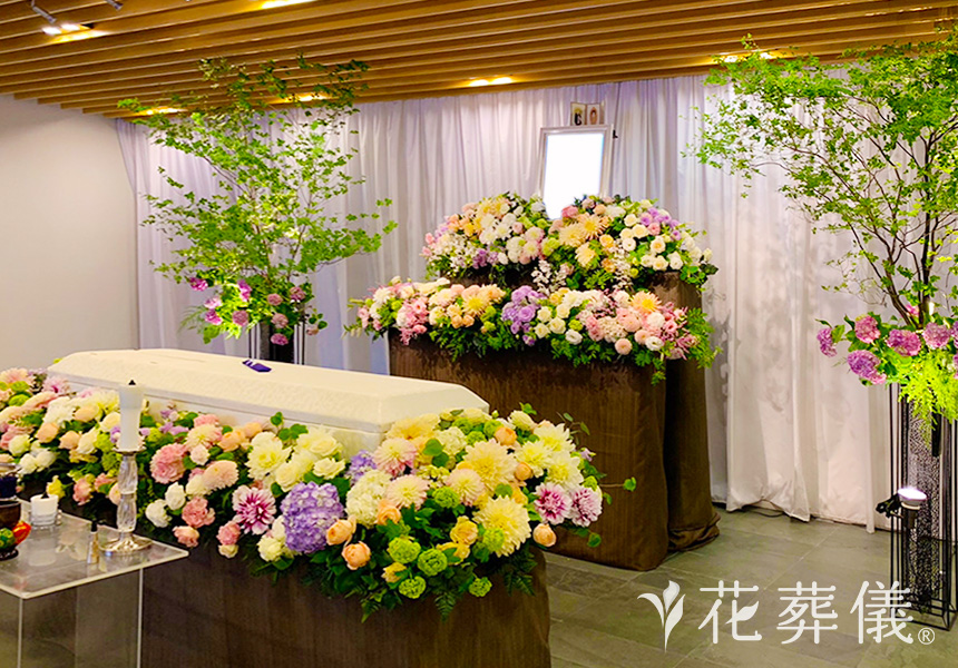 初夏の淡い香りの花祭壇