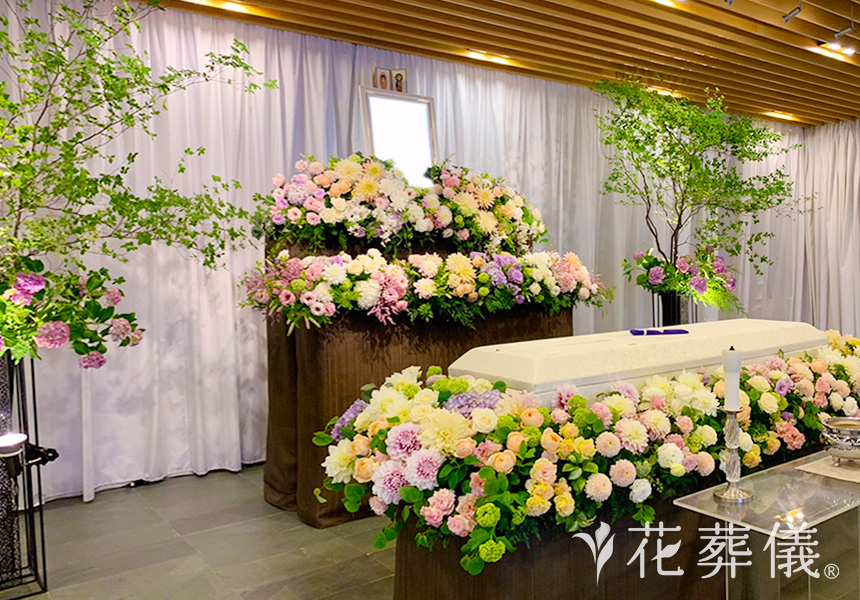 初夏の淡い香りの花祭壇