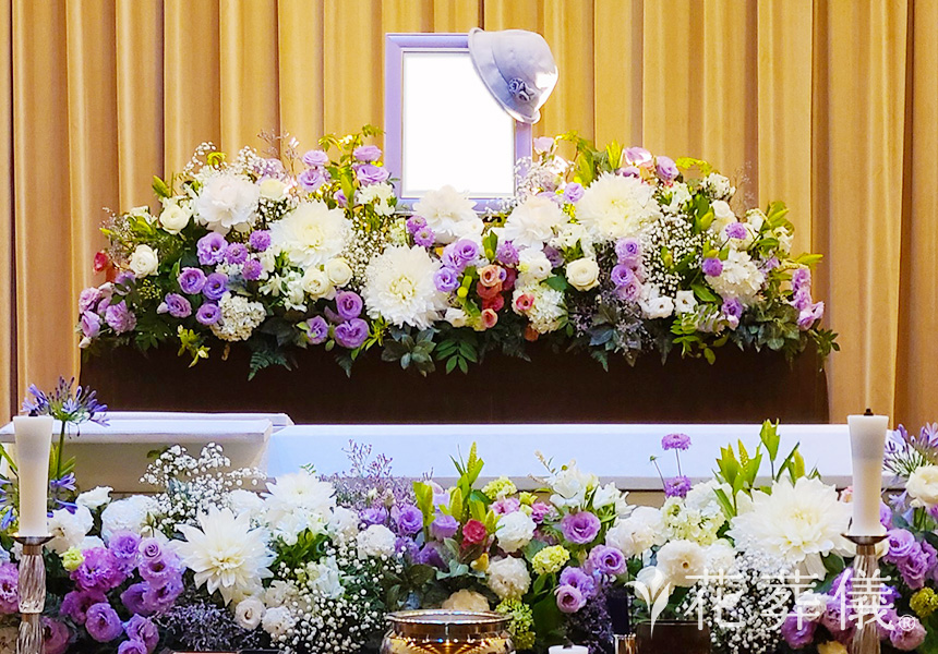 花祭壇のデザイン 藤色をメインに白や緑をお入れし、自然を感じるやさしい雰囲気の祭壇