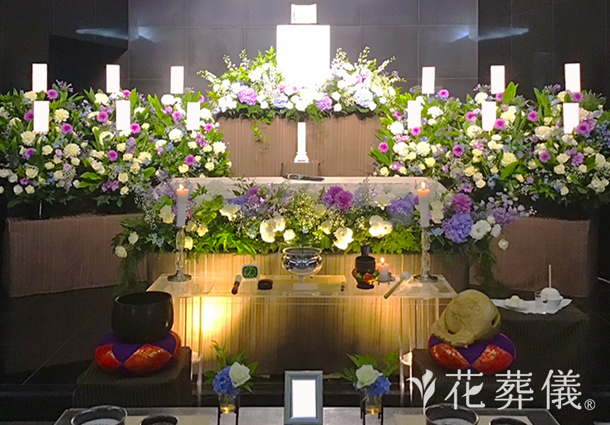 花の祭壇　白、グリーン、紫、水色などのお花でシンプルさの中にも、スッとした凛々しさも感じる祭壇
