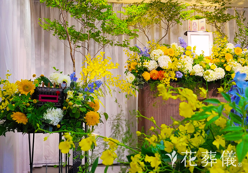 花祭壇のデザイン 黄色、白、紫色のお花を初夏の元気なイメージでお飾りしました