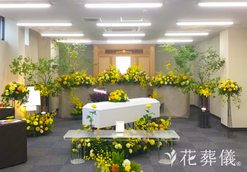 ラッキーカラーの花祭壇