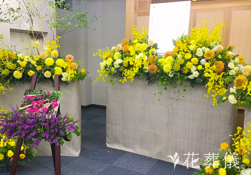 ラッキーカラーの花祭壇