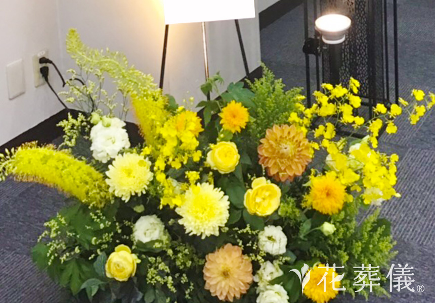 ラッキーカラーの花祭壇