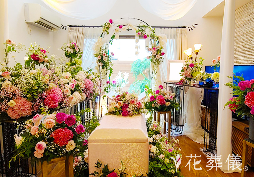 花祭壇の写真 奥様お気に入りの天蓋ベッドにオーガンジーを用い、お姫様のお部屋の空間をイメージして