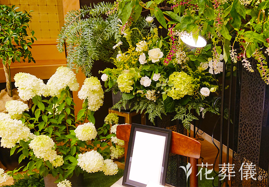 花葬儀の花祭壇 清流釣りががお好きだったお父様のためにつくった野草や緑を取り入れた世界でたったひとつの花祭壇