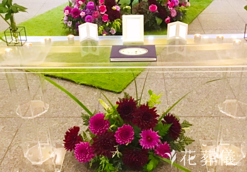 水音が響きわたるの花祭壇
