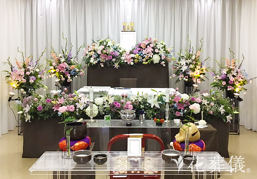 花祭壇ギャラリー 淡い紫・淡いピンクのお花と、お好きだったカサブランカのお花をふんだんに使った祭壇