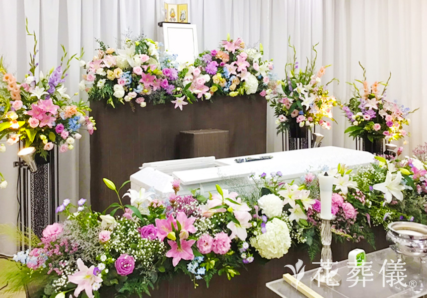 甘く芳しい香りの花祭壇