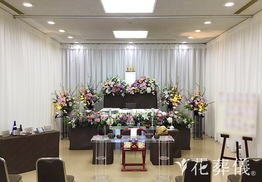 甘く芳しい香りの花祭壇
