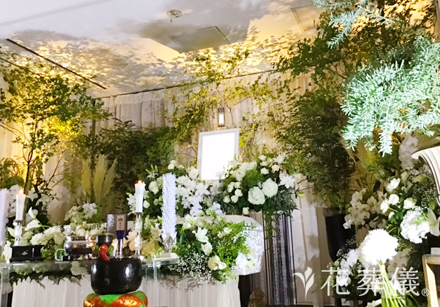 花葬儀の花祭壇　白と緑で色彩はシンプルながらも、ボリューム感あふれるインテリア祭壇