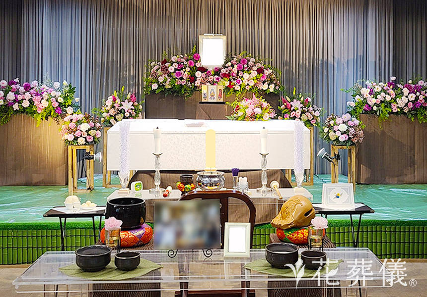 花祭壇の写真 バラ、カーネーション、アスチルベなどのピンク、紫、白のお花を点在させたフェミニンな空間