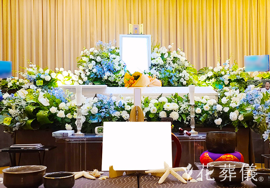 花祭壇の写真 ブルーを基調にビーチリゾートをイメージした祭壇。ご主人様の空間感を演出しました
