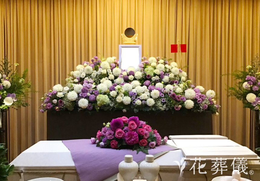 花の祭壇 はなやかなお色味がお好きだったお母様のためにつくったメインの祭壇は淡い紫、白、棺上花にはピンク、紫を飾りゴージャスな空間