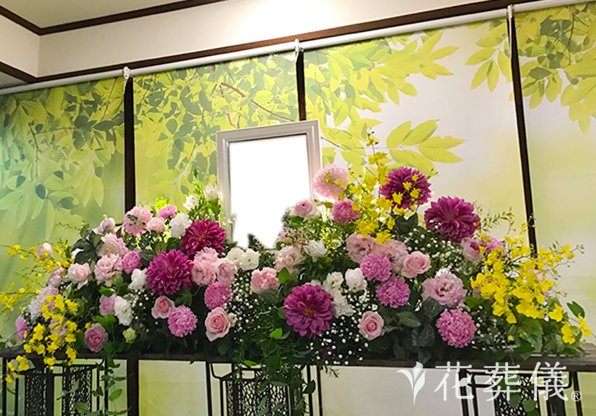 花祭壇ギャラリー 黄色など暖色系のダリア、バラ、オンシジュームなどのお花を使用した世界でたったひとつの花祭壇